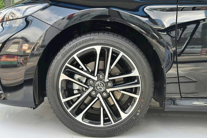 Toyota Camry giảm giá 100 triệu đồng tại đại lý: Bản 'base' còn hơn 1,1 tỷ, vẫn đắt hơn 200 triệu so với Mazda6 bản 'full' - Ảnh 7.