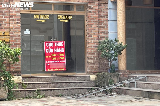 Cả tuần vắng khách mua, nhiều quầy hàng ở làng gốm Bát Tràng khóa cửa, phủ bạt - Ảnh 18.