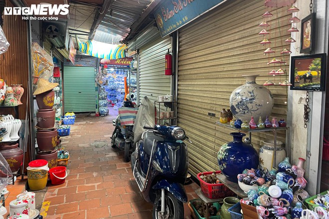 Cả tuần vắng khách mua, nhiều quầy hàng ở làng gốm Bát Tràng khóa cửa, phủ bạt - Ảnh 10.