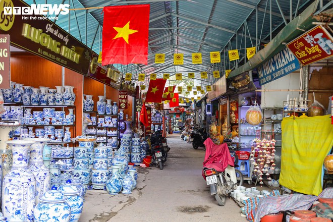 Cả tuần vắng khách mua, nhiều quầy hàng ở làng gốm Bát Tràng khóa cửa, phủ bạt - Ảnh 13.