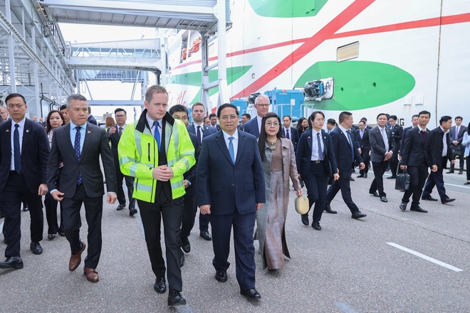 Thủ tướng và phu nhân thăm cảng Tallinn, một trong những cảng biển lớn nhất ở khu vực biển Baltic. Ảnh: VGP