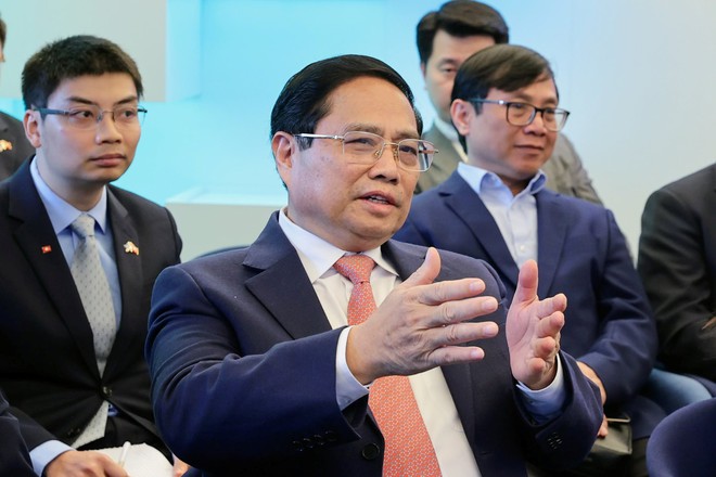 Thủ tướng đặt ra nhiều câu hỏi khi thăm và làm việc tại Trung tâm e-Estonia. Ảnh: VGP Thủ tướng đặt ra nhiều câu hỏi khi thăm và làm việc tại Trung tâm e-Estonia. Ảnh: VGP