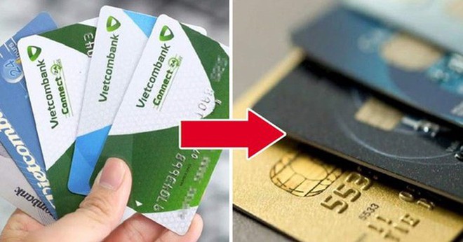 Thẻ ATM sử dụng công nghệ từ (bên trái) chính thức bị ngừng chấp nhận giao dịch trên toàn hệ thống ngân hàng Việt Nam, từ 1/7. 