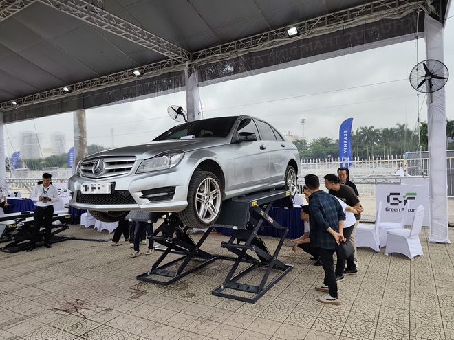 VinFast đổi xe xăng lấy xe điện, khách mang Mercedes đến - Ảnh 2.