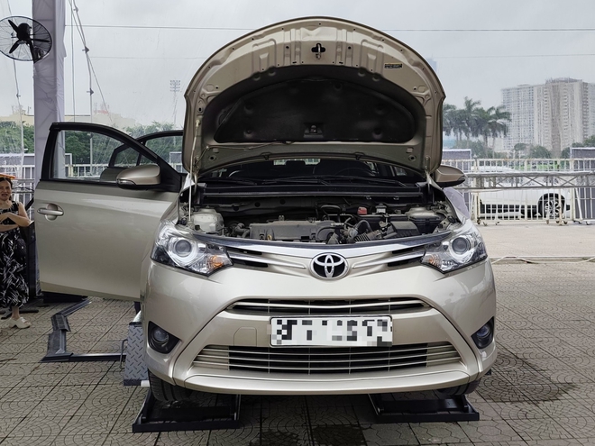 VinFast đổi xe xăng lấy xe điện, khách mang Mercedes đến - Ảnh 4.