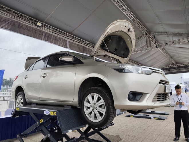 VinFast đổi xe xăng lấy xe điện, khách mang Mercedes đến - Ảnh 7.