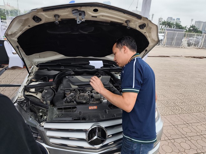 VinFast đổi xe xăng lấy xe điện, khách mang Mercedes đến - Ảnh 3.