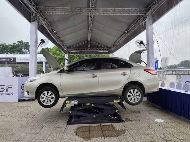 VinFast đổi xe xăng lấy xe điện, khách mang Mercedes đến - Ảnh 5.