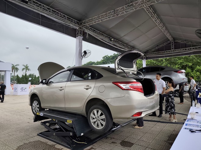 VinFast đổi xe xăng lấy xe điện, khách mang Mercedes đến - Ảnh 6.