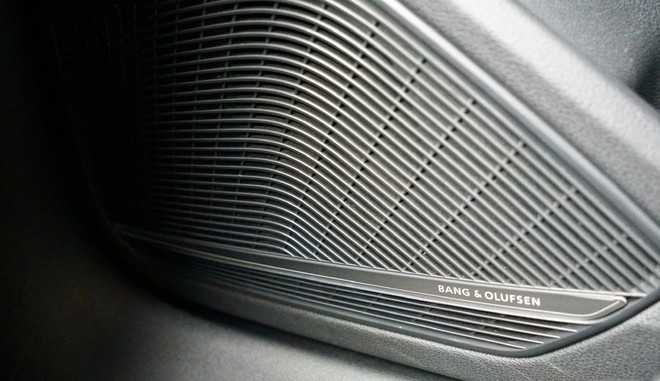 Audi A4 hàng hiếm bán lại ngang Kia K3 'đập hộp': Là bản 'full option' từng dùng cho sự kiện đặc biệt với rèm và loa hàng hiệu - Ảnh 13.