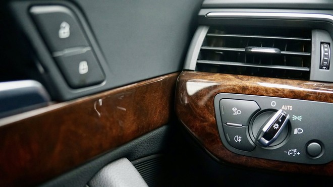 Audi A4 hàng hiếm bán lại ngang Kia K3 'đập hộp': Là bản 'full option' từng dùng cho sự kiện đặc biệt với rèm và loa hàng hiệu - Ảnh 11.