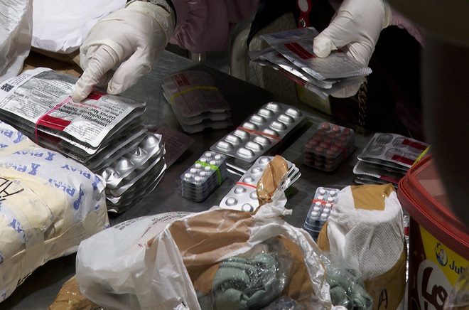 Kỷ lục: Đột kích hàng nghìn đường dây buôn bán thuốc giả tại 90 quốc gia, tịch thu 50,4 triệu sản phẩm - Ảnh 1.