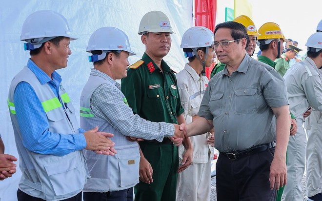 Thủ tướng kiểm tra, động viên cán bộ, công nhân trên công trường dự án thành phần 1 cao tốc Châu Đốc - Cần Thơ - Sóc Trăng. Ảnh: VGP