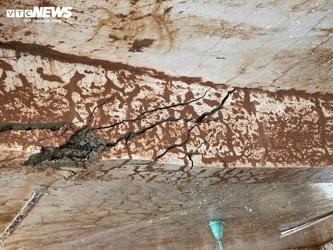 Ngôi trường bị vùi lấp sau lũ dữ, hiệu trưởng nghẹn ngào khi nhắc đến học sinh - Ảnh 7.