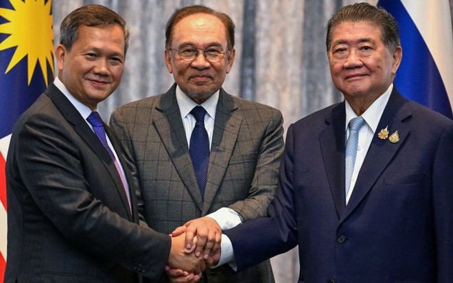 Thủ tướng Campuchia Hun Manet, Thủ tướng Malaysia Anwar Ibrahim và Quyền Thủ tướng Thái Lan Phumtham Wechayachai (từ trái sang phải) sau hội đàm ngày 28/7 tại Malaysia. Ảnh: Reuters