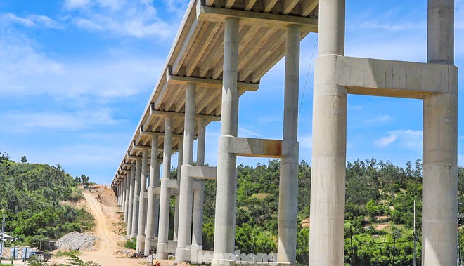 Cận cảnh cây cầu dài nhất cao tốc Bắc - Nam phía đông vừa hợp long - Ảnh 5.