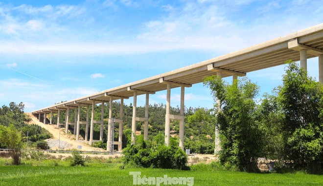 Cận cảnh cây cầu dài nhất cao tốc Bắc - Nam phía đông vừa hợp long - Ảnh 7.