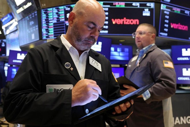 Nhân viên giao dịch trên sàn chứng khoán New York. Ảnh: Reuters