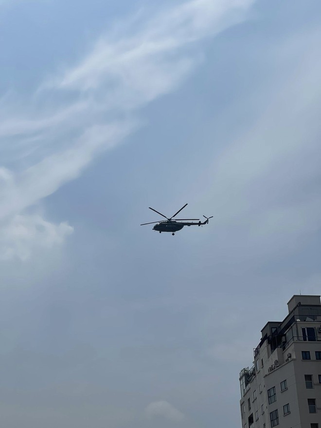 Hình ảnh hiếm có: Trực thăng Mi cùng tiêm kích Su-30MK2 cùng xuất hiện trên bầu trời quảng trường Ba Đình - Ảnh 1.