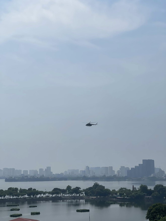 Hình ảnh hiếm có: Trực thăng Mi cùng tiêm kích Su-30MK2 cùng xuất hiện trên bầu trời quảng trường Ba Đình - Ảnh 10.