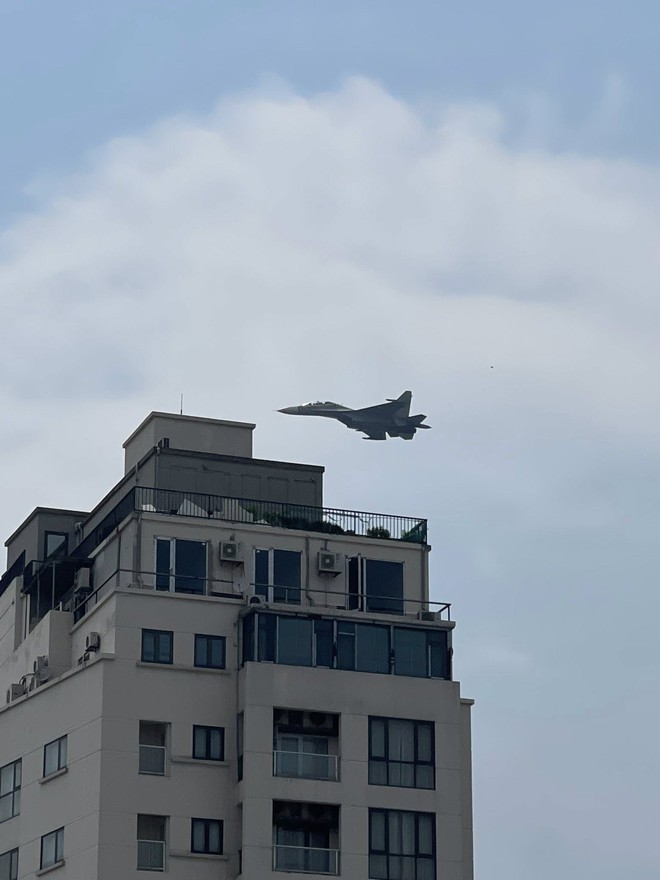 Hình ảnh hiếm có: Trực thăng Mi cùng tiêm kích Su-30MK2 cùng xuất hiện trên bầu trời quảng trường Ba Đình - Ảnh 2.