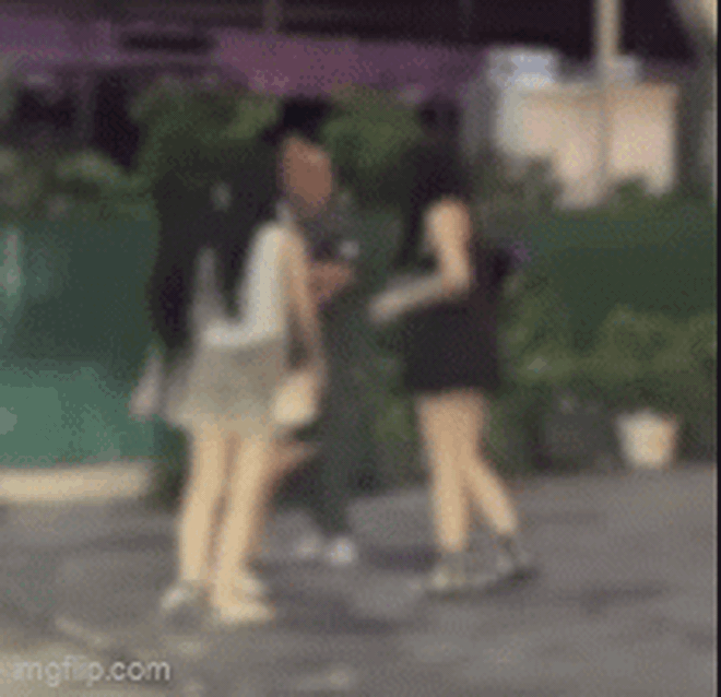 Nhóm đàn ông đánh người phụ nữ ở Quảng Ninh: Hé lộ cảnh người đàn ông áp sát, ôm nạn nhân trước quán hát - Ảnh 1.