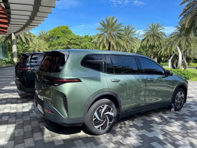 VinFast Limo Green lộ chi tiết nội thất không thể hiện qua bảng thông số: Cửa gió cho 3 hàng ghế, sạc USB phía sau, vô lăng gây thắc mắc - Ảnh 10.