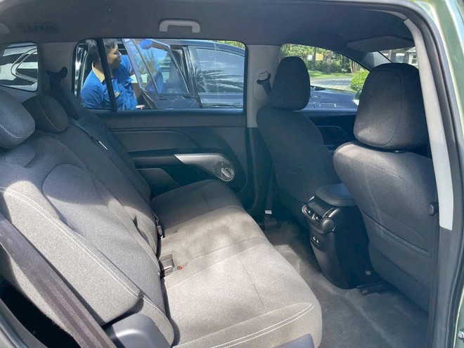 VinFast Limo Green lộ chi tiết nội thất không thể hiện qua bảng thông số: Cửa gió cho 3 hàng ghế, sạc USB phía sau, vô lăng gây thắc mắc - Ảnh 6.