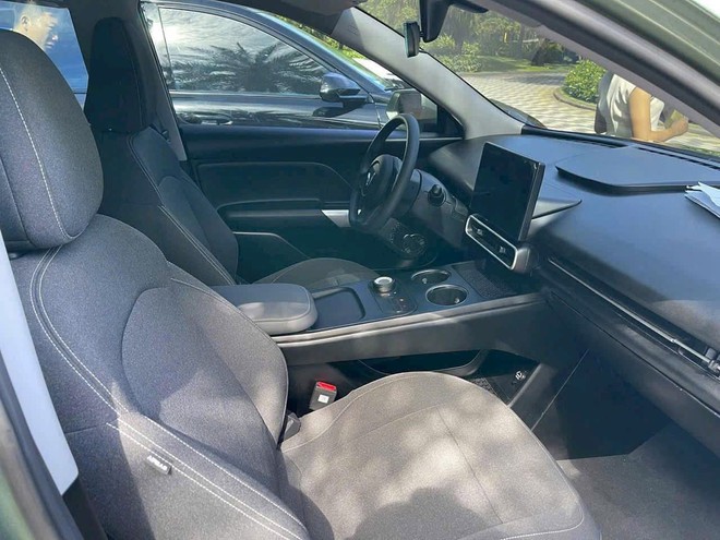 VinFast Limo Green lộ chi tiết nội thất không thể hiện qua bảng thông số: Cửa gió cho 3 hàng ghế, sạc USB phía sau, vô lăng gây thắc mắc - Ảnh 5.