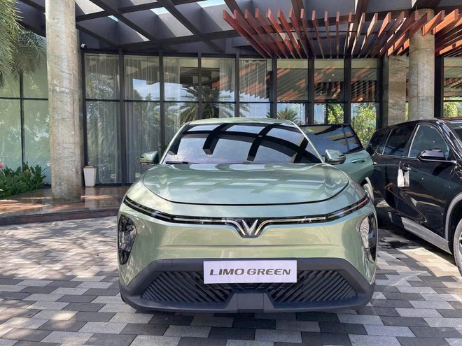 VinFast Limo Green lộ chi tiết nội thất không thể hiện qua bảng thông số: Cửa gió cho 3 hàng ghế, sạc USB phía sau, vô lăng gây thắc mắc - Ảnh 9.