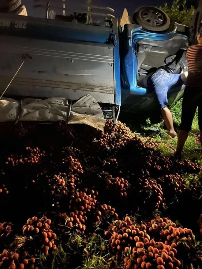 Vụ xe vải lật bị người dân "hôi của": Chủ xe nói "các bác ơi đây là vải của cháu" nhưng không ai quan tâm - Ảnh 2.