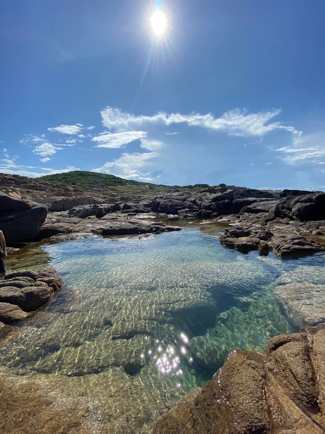 Hòn đảo hoang sơ thuộc tỉnh miền Trung, du khách nhận xét: "Ngỡ ngàng vì nước biển quá xanh!" - Ảnh 9.
