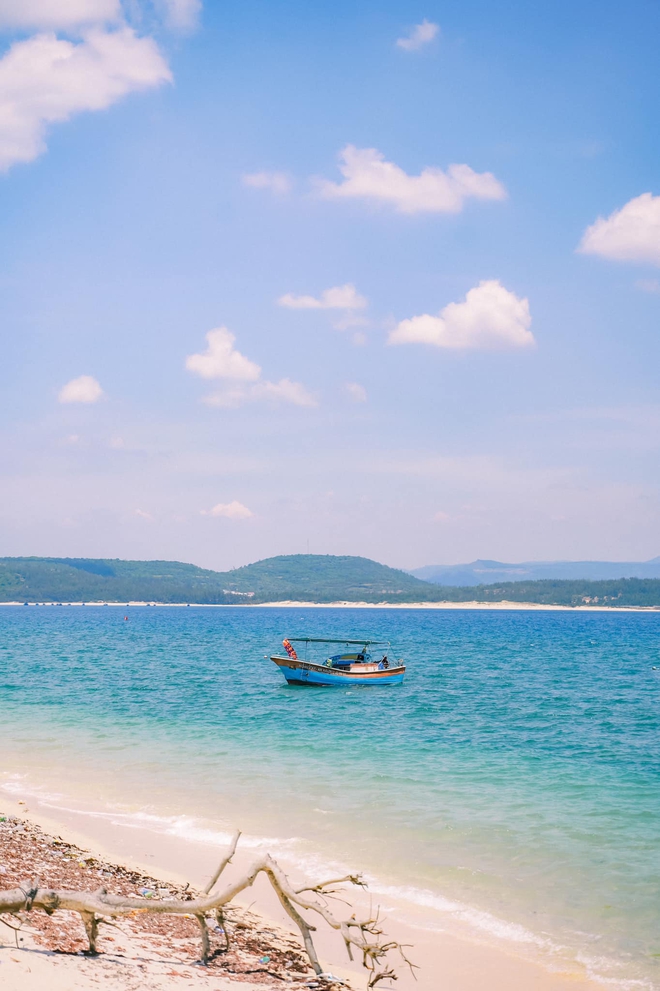 Hòn đảo hoang sơ thuộc tỉnh miền Trung, du khách nhận xét: "Ngỡ ngàng vì nước biển quá xanh!" - Ảnh 4.