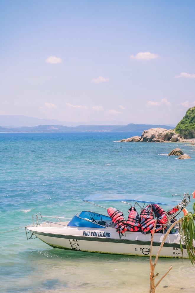 Hòn đảo hoang sơ thuộc tỉnh miền Trung, du khách nhận xét: "Ngỡ ngàng vì nước biển quá xanh!" - Ảnh 3.