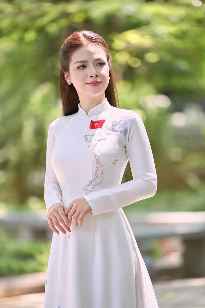 Dương Hoàng Yến bỏ mọi kế hoạch vì ca khúc khiến cô xúc động khi đang ngồi trên máy bay - Ảnh 6.