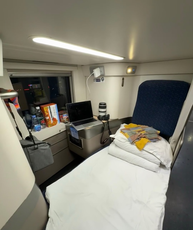 Chuyến tàu 2 tầng đi đêm, chạy 250km/giờ, du khách nhận xét: Như khách sạn di động - Ảnh 5.