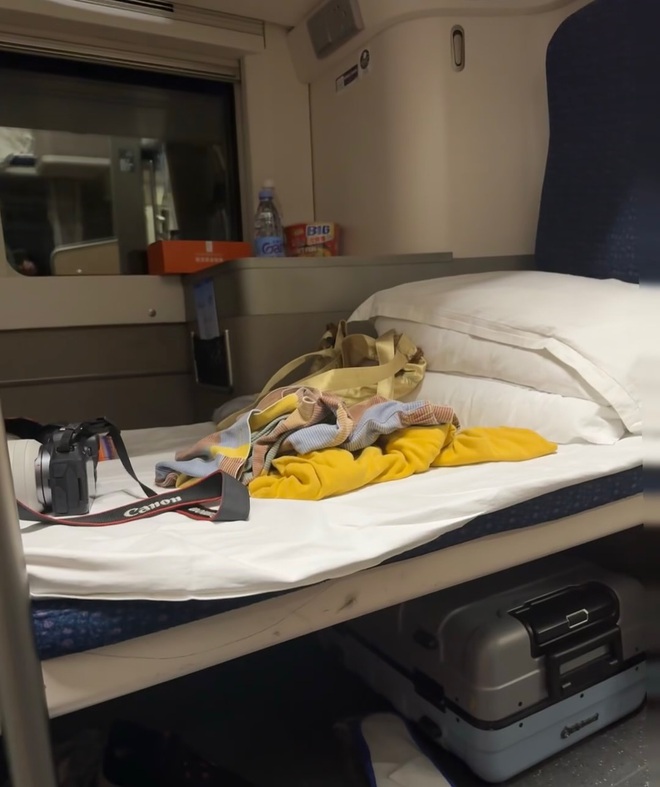 Chuyến tàu 2 tầng đi đêm, chạy 250km/giờ, du khách nhận xét: Như khách sạn di động - Ảnh 7.