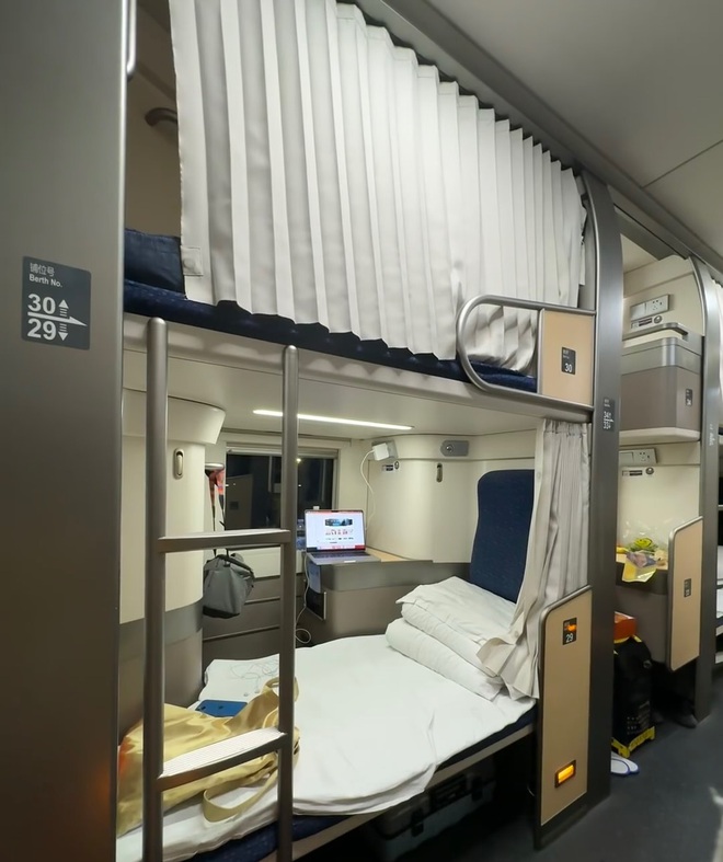 Chuyến tàu 2 tầng đi đêm, chạy 250km/giờ, du khách nhận xét: Như khách sạn di động - Ảnh 6.