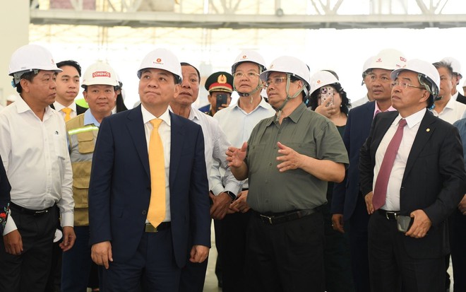 Thủ tướng kiểm tra tiến độ thi công dự án Trung tâm Triển lãm Quốc gia, sáng 19/5. Ảnh: HL
