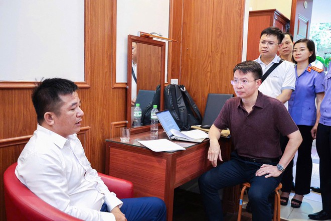 Gần 200 cảnh sát bất ngờ ập vào khu hội trường sang trọng ở Hà Nội: Bắt 3 người, triệu tập hơn 20 người - Ảnh 6.