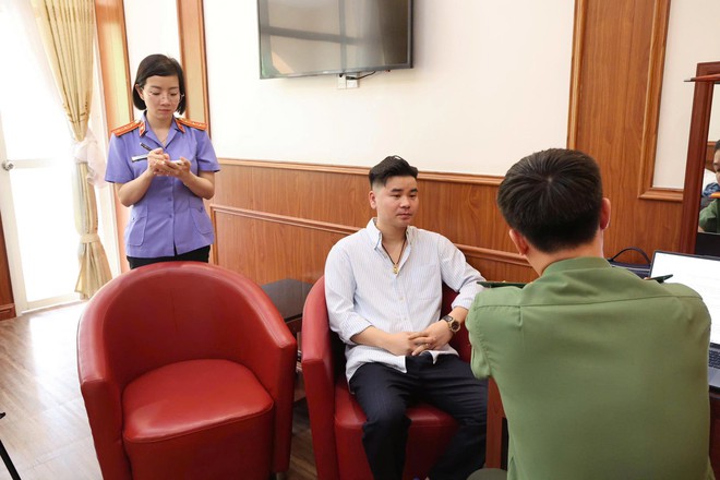 Gần 200 cảnh sát bất ngờ ập vào khu hội trường sang trọng ở Hà Nội: Bắt 3 người, triệu tập hơn 20 người - Ảnh 5.