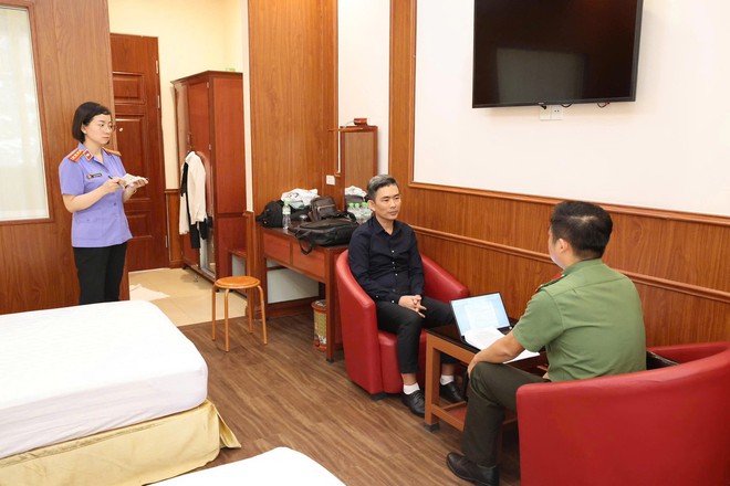 Gần 200 cảnh sát bất ngờ ập vào khu hội trường sang trọng ở Hà Nội: Bắt 3 người, triệu tập hơn 20 người - Ảnh 4.