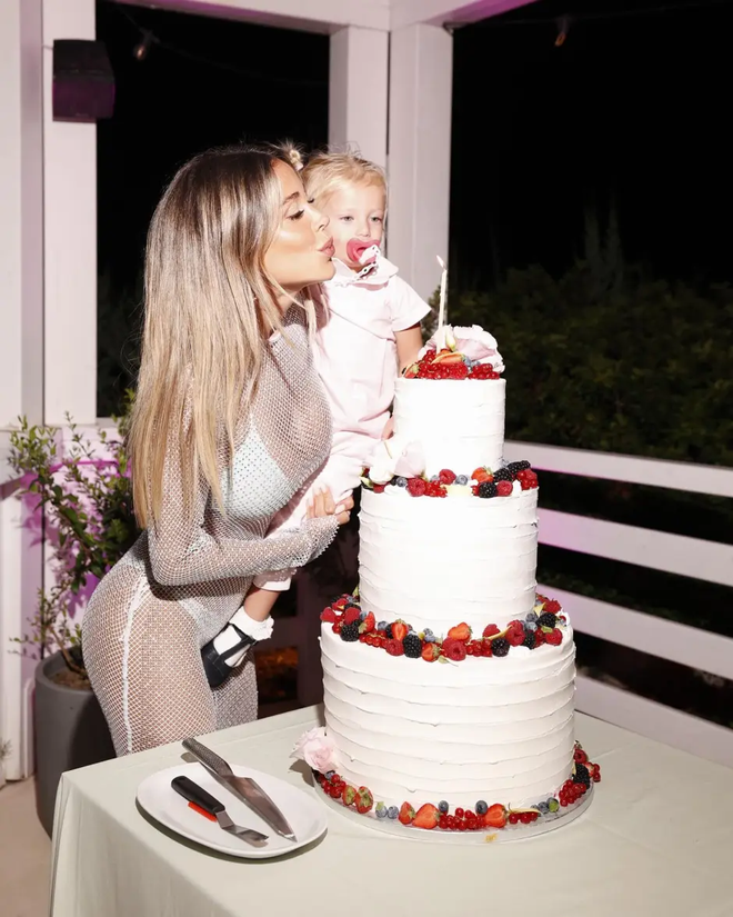 Nữ MC "bốc lửa" gây tranh cãi với bộ váy xuyên thấu tại tiệc sinh nhật con gái - Ảnh 6.