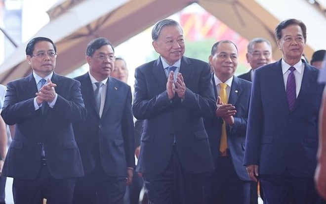 Tổng Bí thư Tô Lâm, Thủ tướng Chính phủ Phạm Minh Chính, nguyên Thủ tướng Chính phủ Nguyễn Tấn Dũng dự lễ khởi công, khánh thành 250 công trình. Ảnh: VGP Tổng Bí thư Tô Lâm, Thủ tướng Chính phủ Phạm Minh Chính, nguyên Thủ tướng Chính phủ Nguyễn Tấn Dũng dự lễ khởi công, khánh thành 250 công trình. Ảnh: VGP