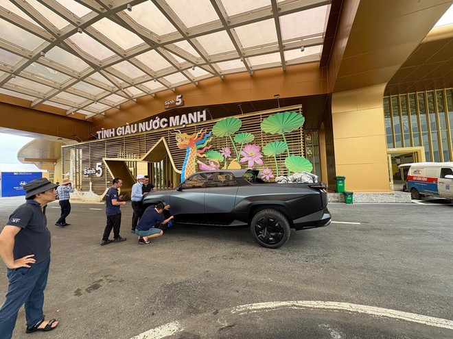 Bán tải điện VinFast VF Wild bất ngờ tái xuất: Một điểm khác hoàn toàn chiếc xe từng được trưng bày - Ảnh 2.