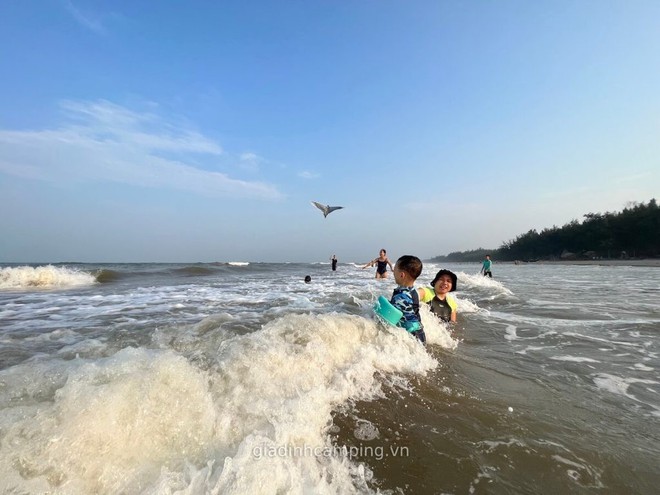 Ngoài Sầm Sơn, Thanh Hóa còn có bãi biển cách đó chỉ 40km, du khách nhận xét: Vắng, sạch hơn nhiều nơi! - Ảnh 4.