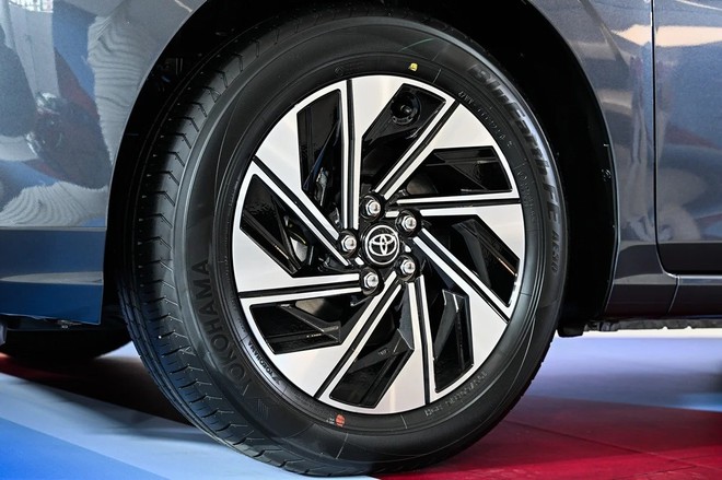 Cận cảnh Toyota Vios hybrid vừa ra mắt - Ảnh 4.