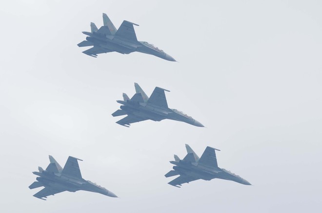 Hình ảnh dàn trực thăng, "hổ mang chúa" SU-30MK2 bay trên bầu trời Hà Nội sáng nay - Ảnh 1.