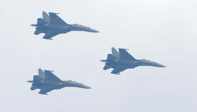 Hình ảnh dàn trực thăng, "hổ mang chúa" SU-30MK2 bay trên bầu trời Hà Nội sáng nay - Ảnh 2.