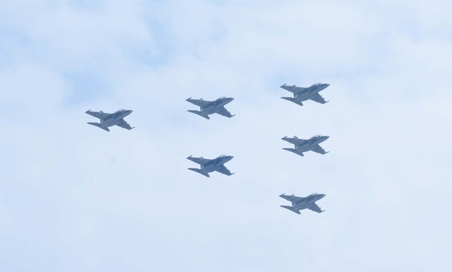 Hình ảnh dàn trực thăng, "hổ mang chúa" SU-30MK2 bay trên bầu trời Hà Nội sáng nay - Ảnh 3.